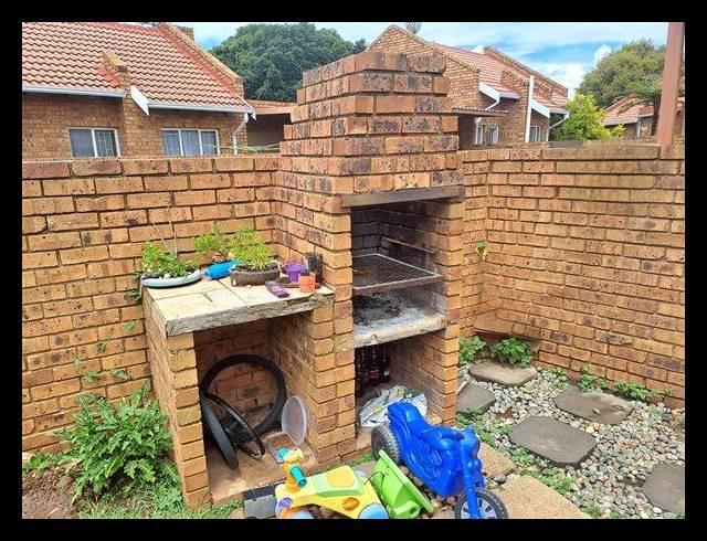 2 BEDROOM TOWNHOUSE FOR SALE IN POMONA